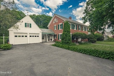 ''Hill House''. Brick mansion with 3-4 BR/2.5BA/2car garage on a - photo 3