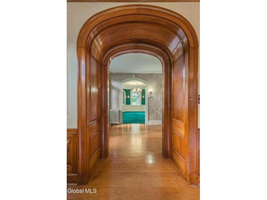 ''Hill House''. Brick mansion with 3-4 BR/2.5BA/2car garage on a - photo 9