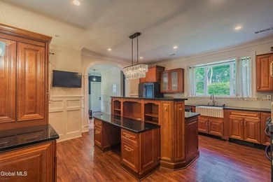 ''Hill House''. Brick mansion with 3-4 BR/2.5BA/2car garage on a - photo 10