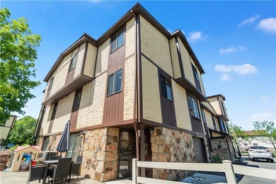 Welcome to this spacious and well-maintained 3-bedroom, 2.5-bath - photo 3