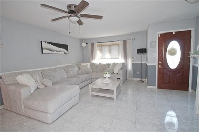 ONE FAMILY HOME IN THE HEART OF GREAT KILLS. MOVE IN CONDITION - photo 3