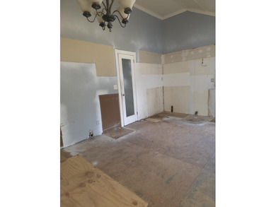 Investor Special | Fix & Flip Opportunity | 3BR / 2BA | 0.34 - photo 6