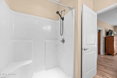 Move-In Ready Lakeview Retreat on a quiet cul-de-sac. Easy - photo 21