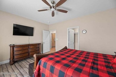 Move-In Ready Lakeview Retreat on a quiet cul-de-sac. Easy - photo 24