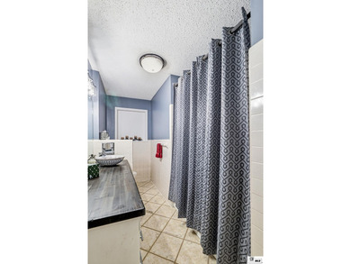 Welcome to this beautifully maintained 4 bedroom, 3 bathroom - photo 27