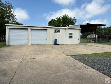Beautiful Brick Home on 0.40 Acres in Maud, TX Welcome to this - photo 2