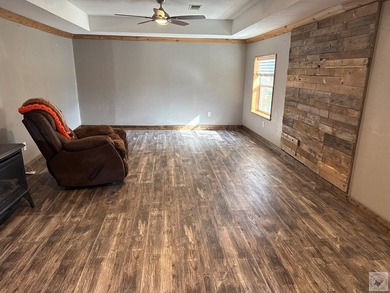 Spacious 4 bedroom 3 bath home, recently updated nestled on 25 - photo 2