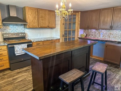 Spacious 4 bedroom 3 bath home, recently updated nestled on 25 - photo 5