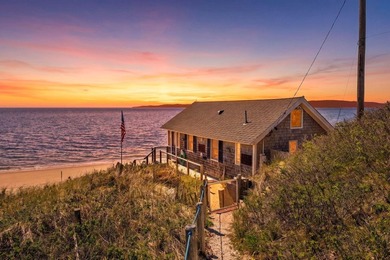 Set along the shoreline of Cape Cod Bay, this rare North Truro - photo 1