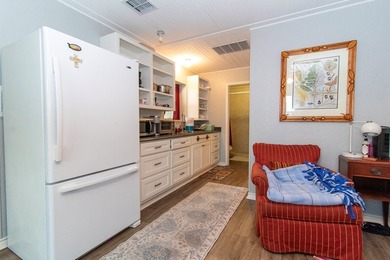 Incredible location only 5-8 minutes from hospital and shopping - photo 8