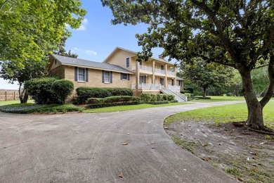 Experience the charm and character of a timeless Lake Jackson - photo 2