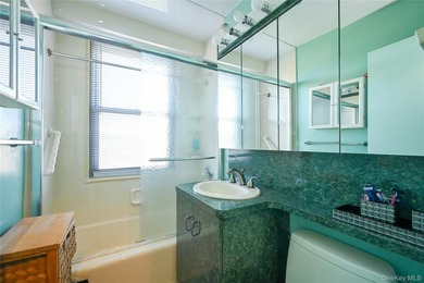 Spacious and sun-filled 2 bedroom, 2 bathroom corner coop - photo 16
