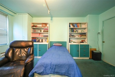 Spacious and sun-filled 2 bedroom, 2 bathroom corner coop - photo 17