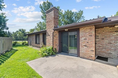 Welcome to sought-after Cimarron Ponds, where comfort - photo 2