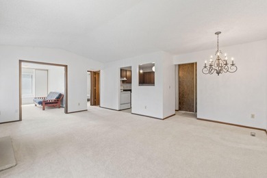 Welcome to sought-after Cimarron Ponds, where comfort - photo 7