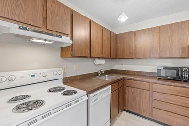 Welcome to sought-after Cimarron Ponds, where comfort - photo 8