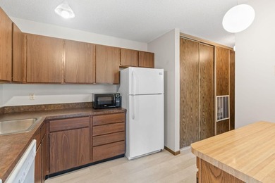 Welcome to sought-after Cimarron Ponds, where comfort - photo 9