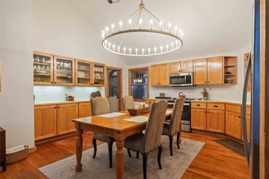 Welcome to this stunning mountain retreat with expansive views - photo 8