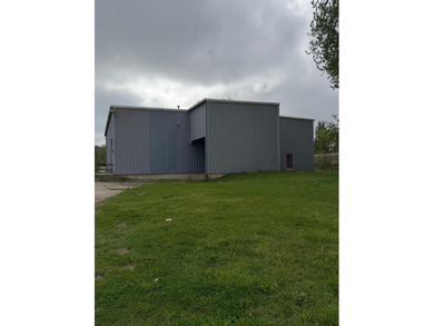 A 9,569 s.f. Industrial Building sitting on .59 acres. 6,400 s.f - photo 3
