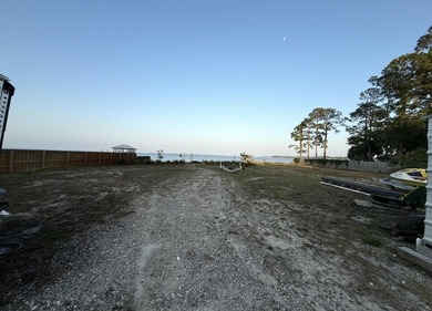 Exceptional opportunity to own a vacant, level bayfront lot in - photo 4