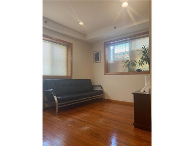 Move-in ready 2-bedroom, 1-bathroom condo right on the Gravesend - photo 4