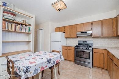 Discover this spacious tri-level townhouse situated on a quiet - photo 8
