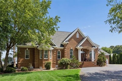 Experience luxury waterfront living in this stunning oasis - photo 2