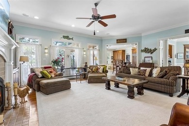 Experience luxury waterfront living in this stunning oasis - photo 8