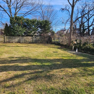 Welcome to 15 Donald Place, East Rockaway; a beautiful 3-bedroom - photo 21
