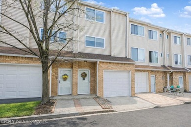 Spacious 2-bedroom townhome located in the desirable Rossville - photo 1