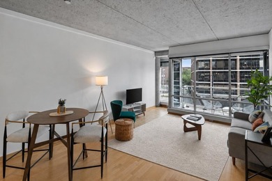 Wake up to beautiful sunrises in this bright, East-facing condo - photo 1