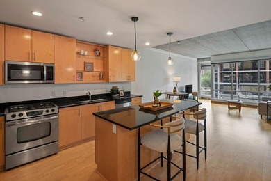 Wake up to beautiful sunrises in this bright, East-facing condo - photo 3
