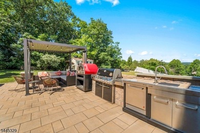 Luxury, privacy, and exceptional indoor-outdoor living define - photo 40