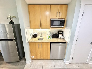 Beautifully perched on the seventh floor, this light and airy - photo 4