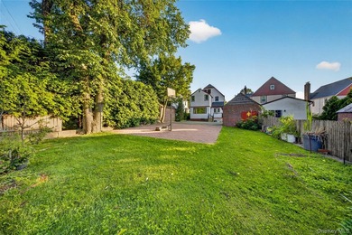 LAND! LAND!! LAND!!! Nestled in Great Neck on a very quiet block - photo 32