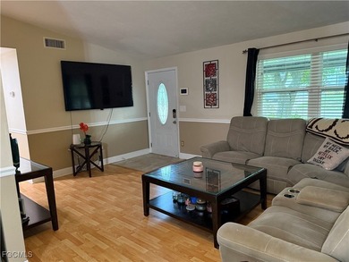 Welcome to this beautifully maintained 3-bedroom, 2-bathroom - photo 5