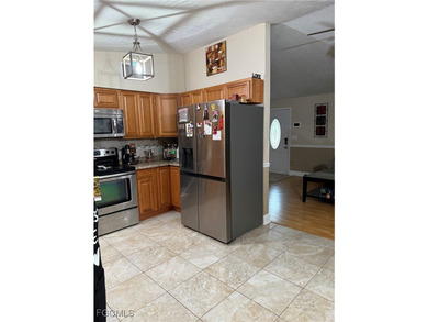Welcome to this beautifully maintained 3-bedroom, 2-bathroom - photo 7