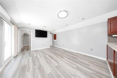 Great starter home opportunity in Staten Island! This fully - photo 8