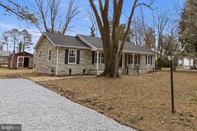 COME HOME TO THIS PRISTINE HOME LOCATED IN THE RIVERFRONT - photo 1