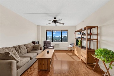 Beautiful, well maintained, sunny one-bedroom apartment on the - photo 1