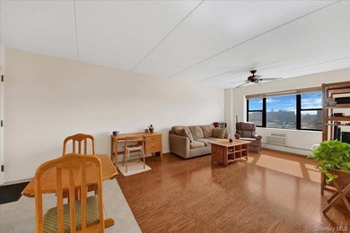 Beautiful, well maintained, sunny one-bedroom apartment on the - photo 2