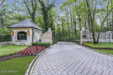 Behind the gates, a long tree-lined drive sets the tone. At 1762 - photo 3