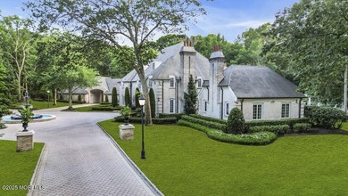 Behind the gates, a long tree-lined drive sets the tone. At 1762 - photo 4