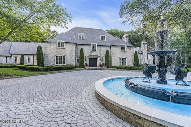 Behind the gates, a long tree-lined drive sets the tone. At 1762 - photo 5