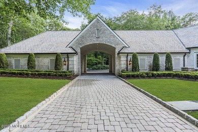 Behind the gates, a long tree-lined drive sets the tone. At 1762 - photo 6