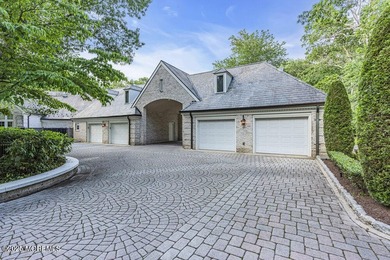 Behind the gates, a long tree-lined drive sets the tone. At 1762 - photo 7