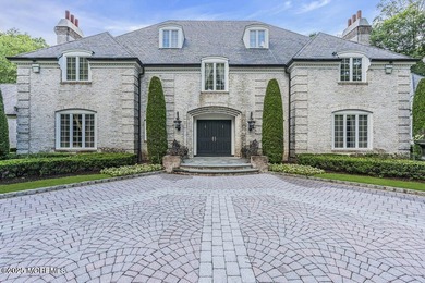 Behind the gates, a long tree-lined drive sets the tone. At 1762 - photo 8