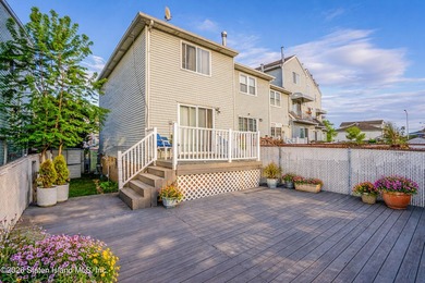 This is a South Shore Gem! Spacious end unit townhome with 2 - photo 4
