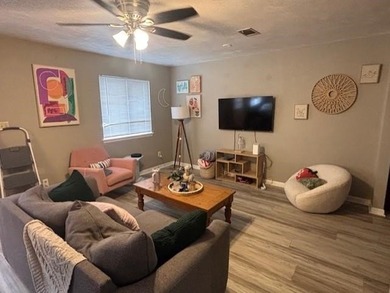 Updated 2/2.5 townhome walking/biking distance to - photo 3