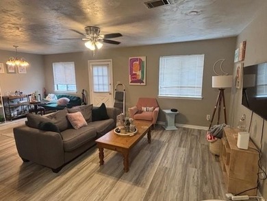 Updated 2/2.5 townhome walking/biking distance to - photo 4